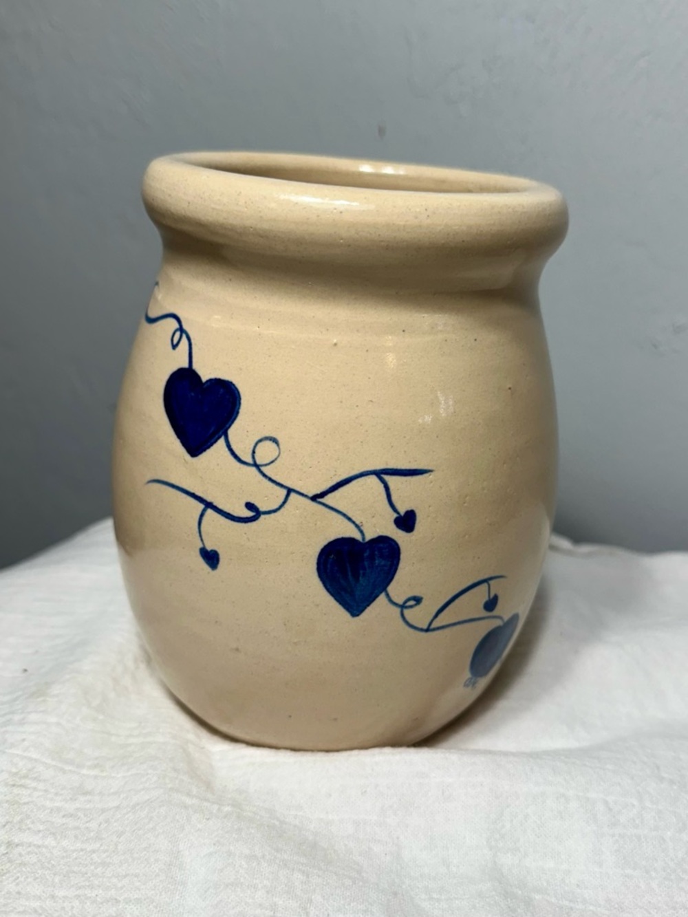 Vintage Hand-Painted Ceramic Utensil Crock with Blue Heart Vine - Picture 5 of 6